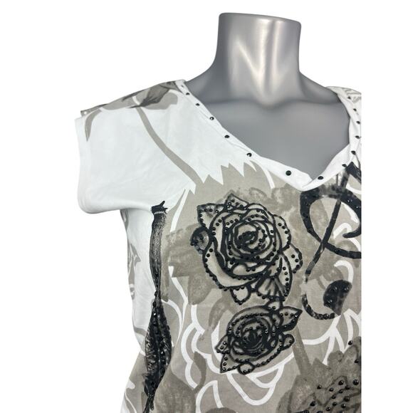 T-shirt Women’s Black White Rose Studded Small Graphic Y2K V-neck Leo Guy 90s - Picture 2 of 11